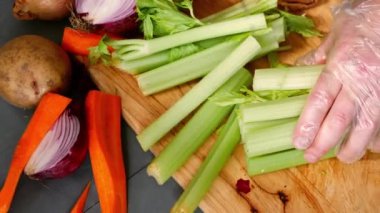 Şefin taze sebzeleri doğraması tahtayı doğramak için hazırlandı.