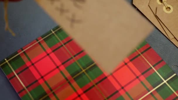 Handgeschriebener Weihnachtsgruß Für Geschenk Medium Overhead Shot Dolly Zoom Selektiver — Stockvideo