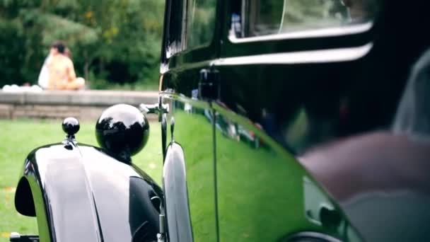 Vintage Κλασική Άποψη Πλευρά Του Αυτοκινήτου Στο Χώρο Στάθμευσης Μέσο — Αρχείο Βίντεο