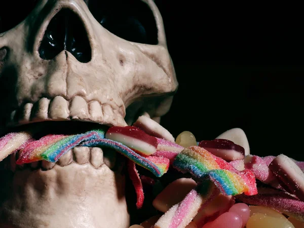 Cadılar Bayramı Nda Şeker Şaka Için Şeker Yiyen Kafatası Seçici — Stok fotoğraf