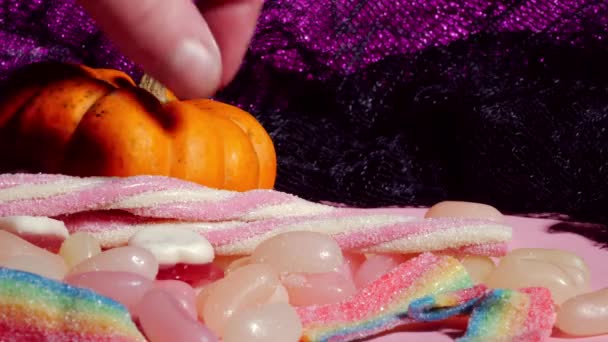 Candy Sladkosti Pro Trik Nebo Léčit Halloween Dýní Zblízka Výstřel — Stock video