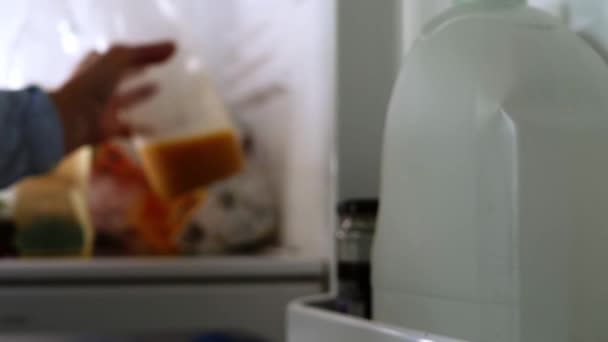 冷蔵庫での食料品の手の届く範囲中ズームショット選択的フォーカス — ストック動画