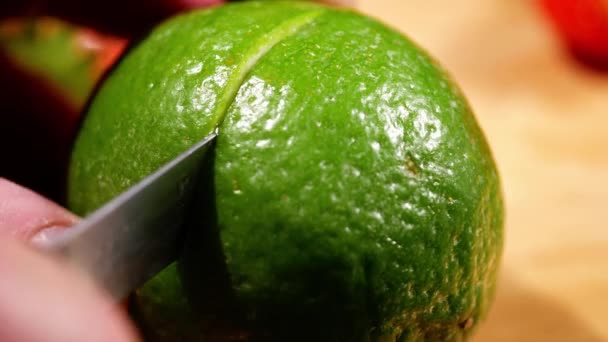 Schneiden Frischer Limettenfrüchte Mit Messer Close Makro Zeitlupe Selektiver Fokus — Stockvideo