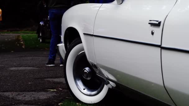 Vintage Klasyczny Widok Boku Samochodu Parkingu Średni Zoom Pochylenie Strzał — Wideo stockowe