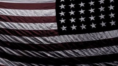 Sıkıntılı Amerika Birleşik Devletleri bayrağı 4k ağır çekim seçici odaklanma