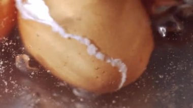 Kahvaltı için tencerede yumurta kaynatma makro zoom yakın çekim yavaş çekim seçici odaklanma