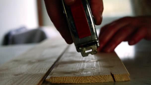 Tischler Vermessen Holz Mit Einem Maßband Nahaufnahme Schuss Zeitlupe Selektiver — Stockvideo