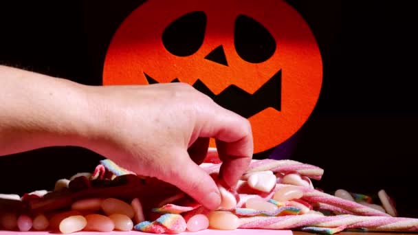 Dulces Caramelo Para Truco Tratar Halloween Con Calabaza Cerca Tiro — Vídeos de Stock