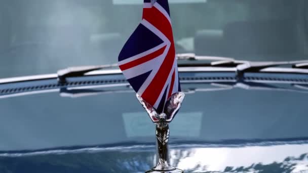 Rolls Royce Klasyczny Luksusowy Samochód Flagą Union Jack Strzał Selektywny — Wideo stockowe