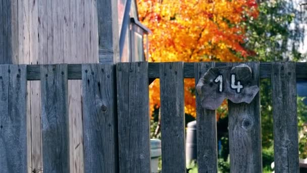ナンバー14は レンガの木製のフェンスの中に描かれた4Kショット選択的フォーカス — ストック動画