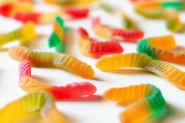 Gummy Jelly Wormen Veelkleurige Close Selectieve Focus Witte Achtergrond — Stockfoto