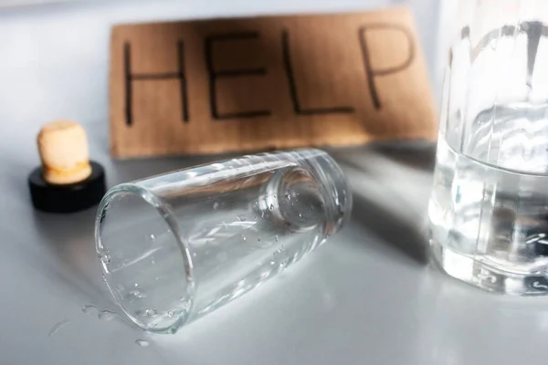 Порожнє Скло Пляшка Алкоголю Написання Допомагають Зупинити Концепцію Алкоголізму — стокове фото