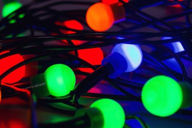 Parlayan Noel çelengi Yumuşak seçici odak makrosunu kapat