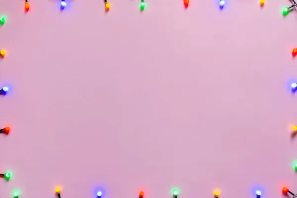 Weihnachten Bunt Leuchtende Girlande Auf Rosa Hintergrund Weihnachtsrahmen Attrappe — Stockfoto