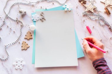 Adam ve dilek listesi yeni yıl için alışveriş yapıyor. Metin şablonu için yeri olan boş kağıt sayfası