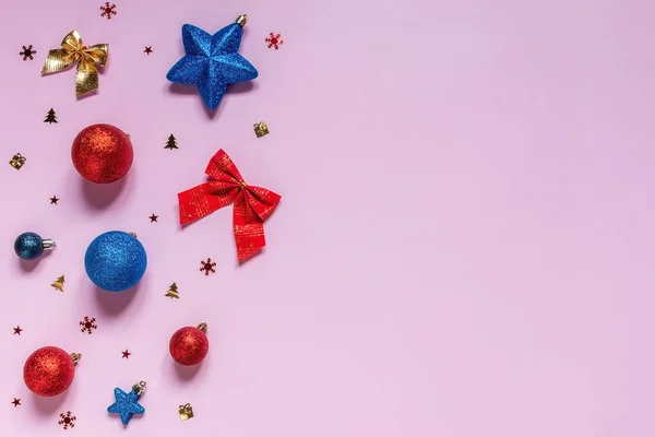 クリスマスのおもちゃやテキストのための場所とピンクの背景にクリスマスの装飾 — ストック写真