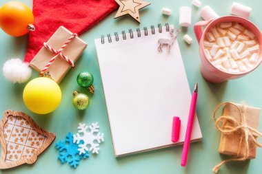 Yeni yıl ve noel süslemeleri, boş not defteri. İçinde lokum konsepti olan kahve kupası, noel dilek listesi, alışveriş listesi, yapılacaklar listesi.