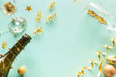 Şampanya, bardak, konfeti, mutlu tatiller.