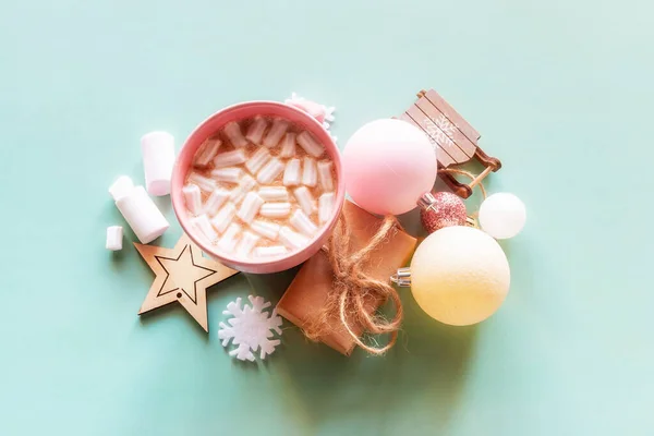 Koffie Met Marshmallows Kerst Decoraties Groene Achtergrond Kerst Nieuwjaar — Stockfoto