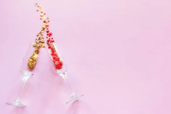 Bicchieri Champagne Con Coriandoli Glitter Sfondo Rosa Con Posto Testo — Foto Stock