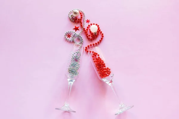 Bicchieri Champagne Con Perline Decorazioni Albero Natale Sfondo Rosa Felice — Foto Stock