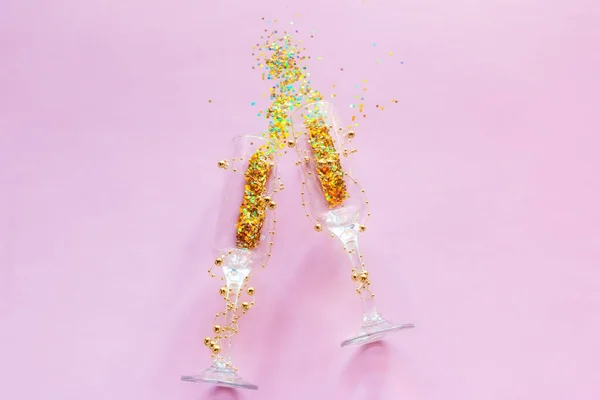 Bicchieri Champagne Con Coriandoli Sfondo Rosa Felice Anno Nuovo Natale — Foto Stock