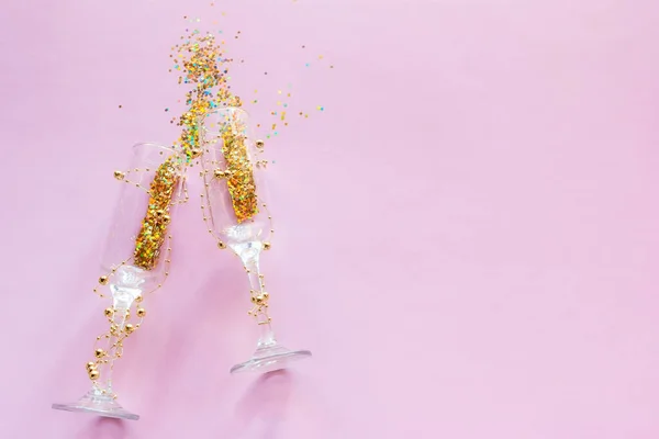 Bicchieri Champagne Con Coriandoli Sfondo Rosa Con Posto Testo Felice — Foto Stock