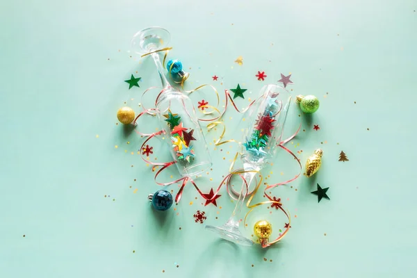 Champagne Glasses Colored Sparkles Toys Green Background Happy New Year — Fotografia de Stock