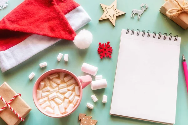 Καπέλο Santa Claus Χριστουγεννιάτικα Στολίδια Καφέ Marshmallows Δώρα Και Σημειωματάριο — Φωτογραφία Αρχείου