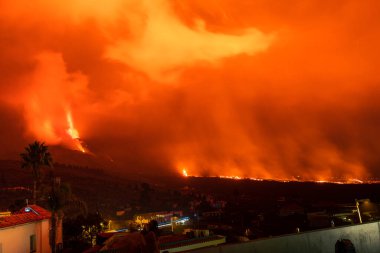 El Paso, Tajuya, La Palma - 22 Kasım 2021. Cumbre Vieja volkanı patlaması. Kanarya Adaları aktif volkan.