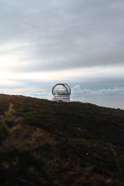 Kanarya Adaları 'ndaki Roque de los Muchachos Gözlemevi. La Palma, İspanya. Caldera de Taburiente 'deki gözlemevinde. Bilim ve teknoloji seyahat kartı.