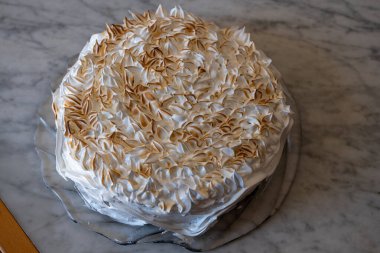 Karamelli limonlu turta.