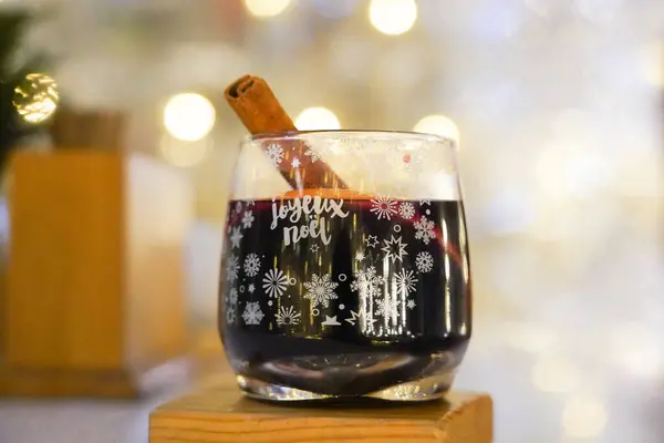 Sıcak şarap ve Noel ışıkları