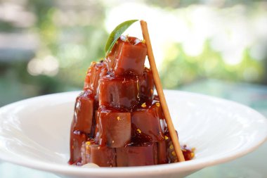 Geleneksel Çin tatlısına 'Osmanthus çiçeği ve glutinous rice lotus rootlu' denir.