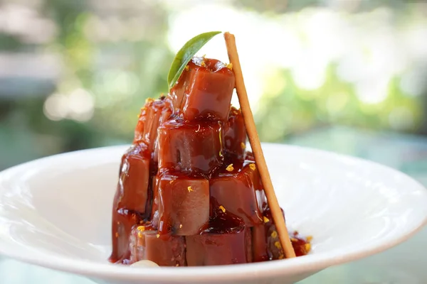 Geleneksel Çin tatlısına 'Osmanthus çiçeği ve glutinous rice lotus rootlu' denir.