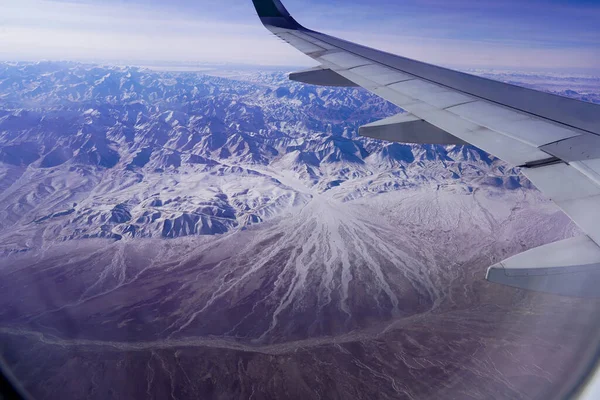 Uçaktaki karlı dağların havadan çekilmiş fotoğrafları.