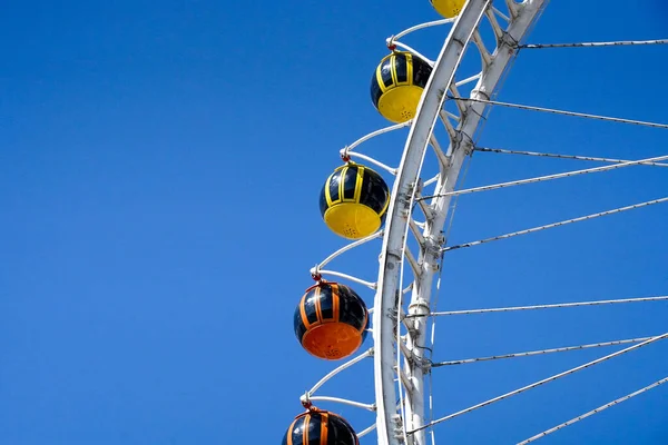 dönme dolap mavi gök