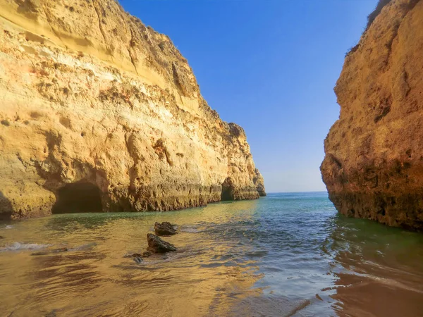 Portekiz, Algarve Sahili 'ndeki altın kayalar.
