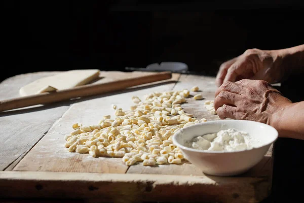 Kuzey Çin 'de unlarla geleneksel yemek pişirmek.