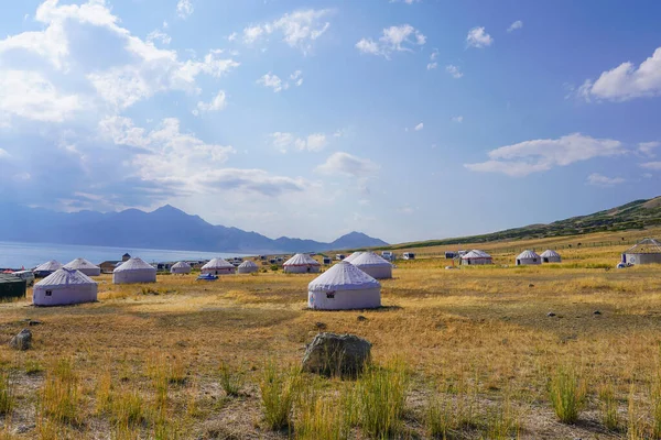 Sayram Gölü, ili, Xinjiang yakınlarındaki çimlerin üzerindeki yurtlar ve yurtlar