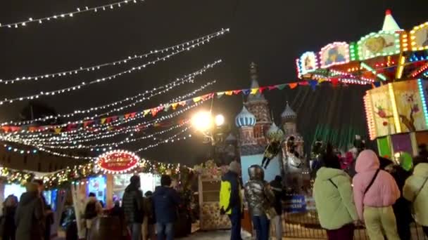 De avondstad Moskou op nieuwjaarsvakantie, prachtige decoraties op het Rode Plein — Stockvideo