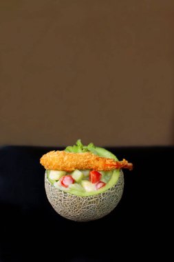 Kızarmış karidesli Japon kavun salatası.