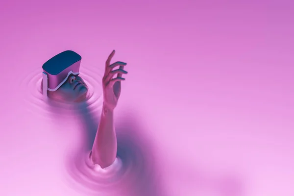 Surrealistyczna Scena Dziewczyny Okularach Zanurzonej Cieczy Neonowym Oświetleniem Metawersalna Koncepcja — Zdjęcie stockowe