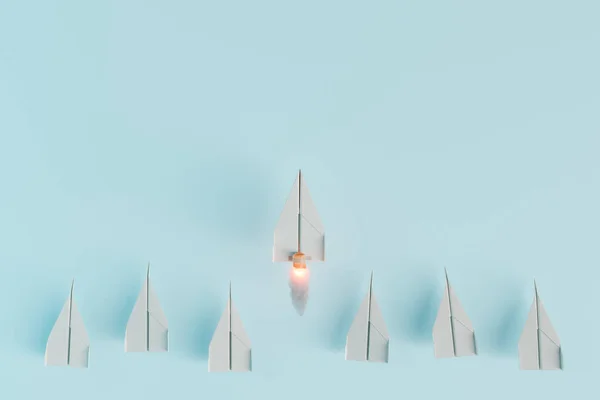 Papierflugzeuge Einklang Mit Einem Angetrieben Und Bewegt Sich Schneller Konzept — Stockfoto