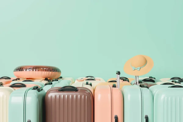 Viele Koffer Gestapelt Mit Sommerreisezubehör Obenauf Raum Für Text Konzept — Stockfoto
