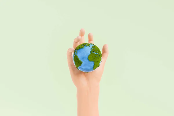 Ręka Osoby Trzymającej Małą Planetę Ziemię Pokrytą Zielonym Mchem Błękitnymi — Zdjęcie stockowe