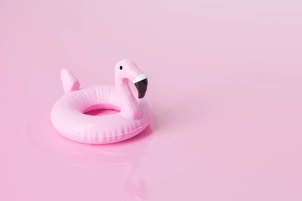 Illustratie Van Opblaasbare Flamingo Vormige Buis Drijvend Het Oppervlak Van — Stockfoto