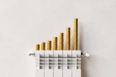 Beyaz radyatördeki bozuk para yığınlarının 3 boyutlu çizimi gri duvara karşı yükselen ısıtma kıyılarını sembolize ediyor