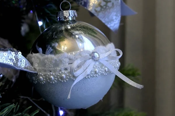Χριστουγεννιάτικη Λαμπερή Μπάλα Φιόγκο Στο Δέντρο — Φωτογραφία Αρχείου