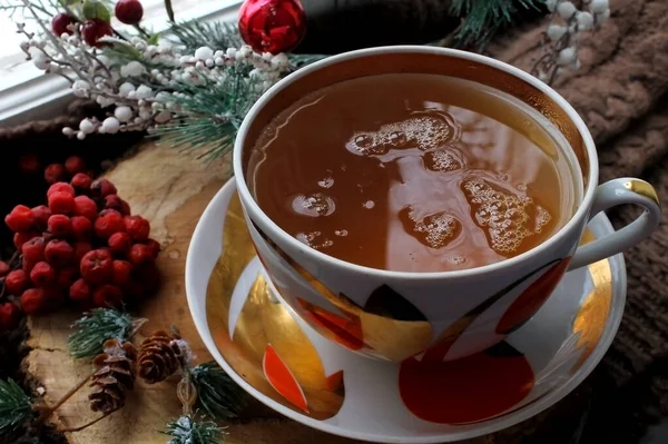 Чай Винтажной Чашке Зимой Подоконнике Деревянным Подносом Шарфом — стоковое фото